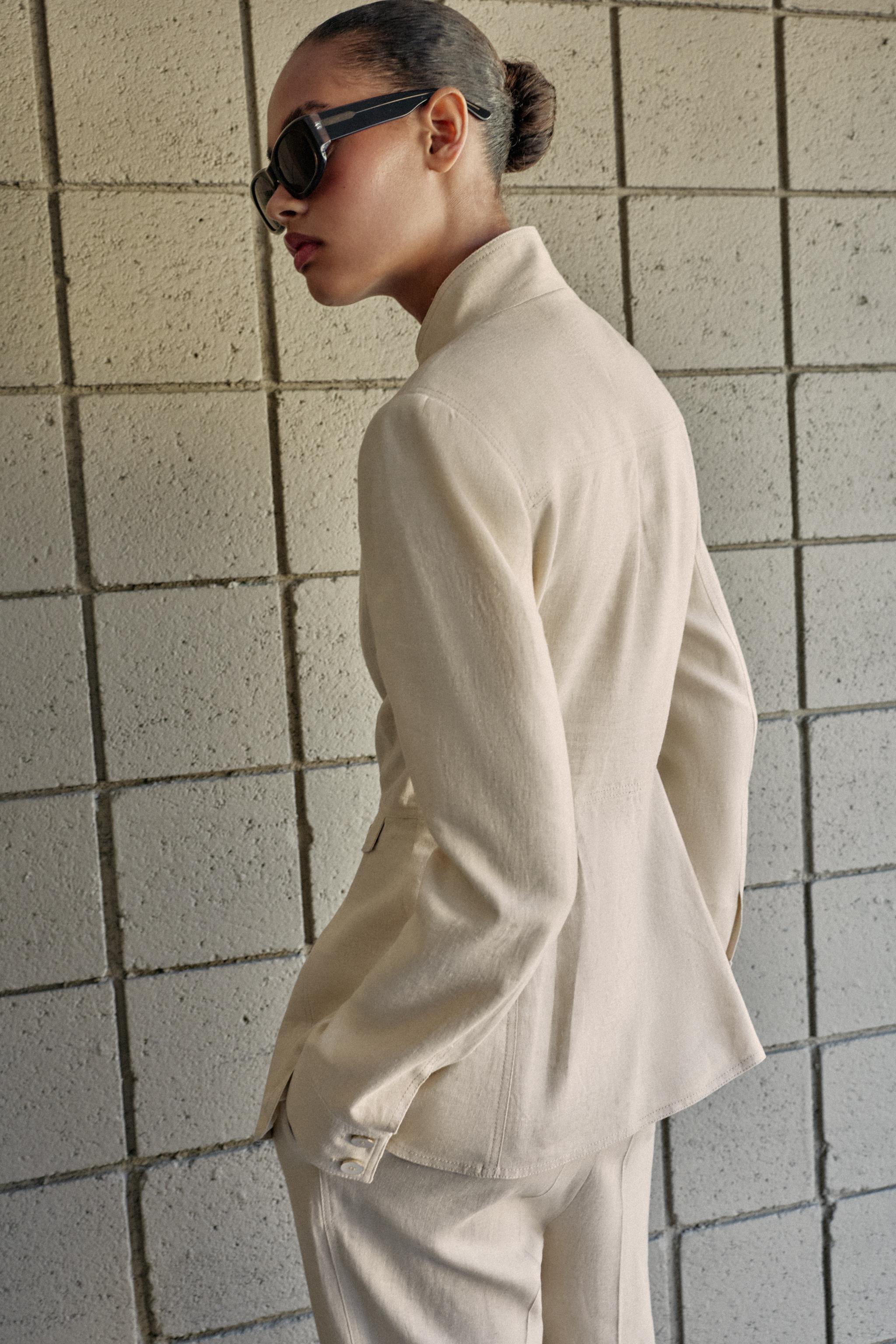 FITTED LINEN JACKET WITH SHOULDER PADS